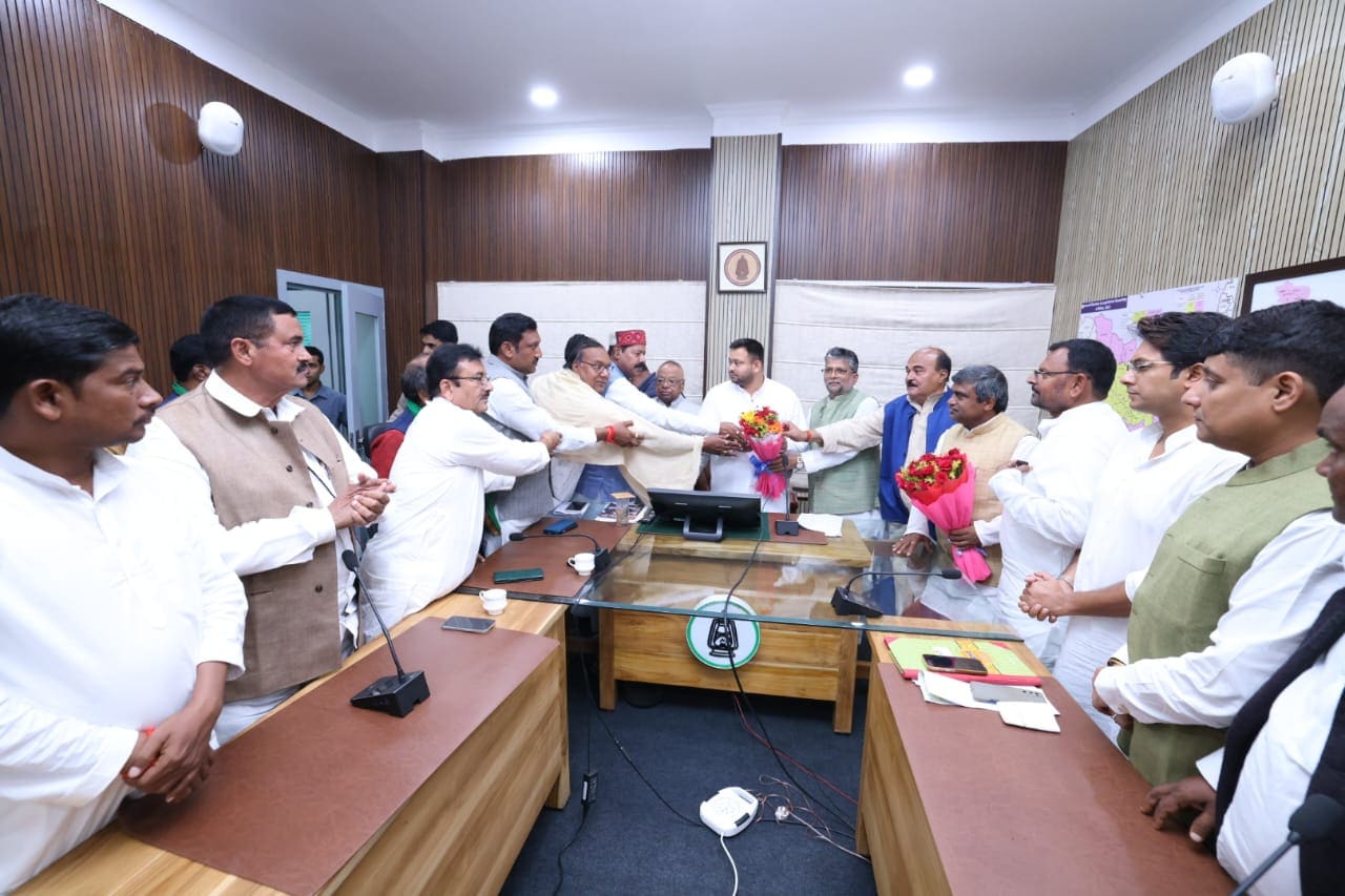 तेजस्वी को बुके सौंपते राजद के जीते हुए विधायक और अन्य नेता. तेजस्वी को बुके सौंपते राजद के जीते हुए विधायक और अन्य नेता.