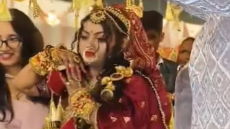 दुल्हन ने एंट्री पर किया ऐसा डांस देखने वालों की आ गई शामत, लुक देख कांपने लगे लोग, बोले- दुल्हन है या मंजुलिका