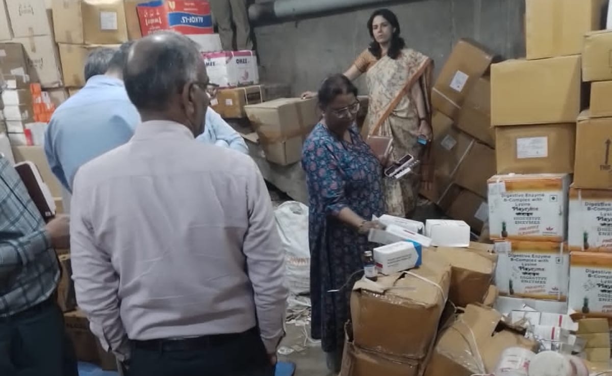 कानपुर में दवाओं के एक गोदाम में छापा मारकर स्टॉक की जांच करते अधिकारी.