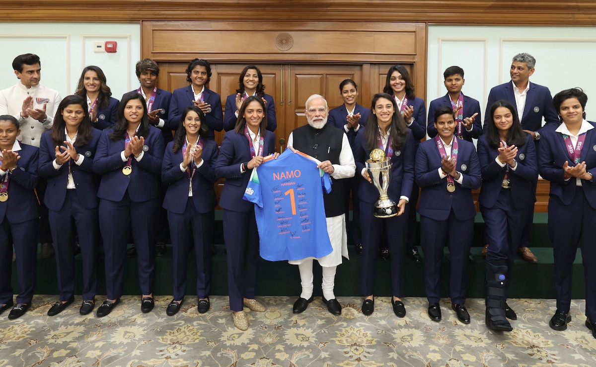 PM Modi Meets Team India: पीएम मोदी से मिलीं चैंपियन बेटियां, महिला विश्वकप जीतने के बाद हुई मुलाकात, पहली तस्वीर आई सामने