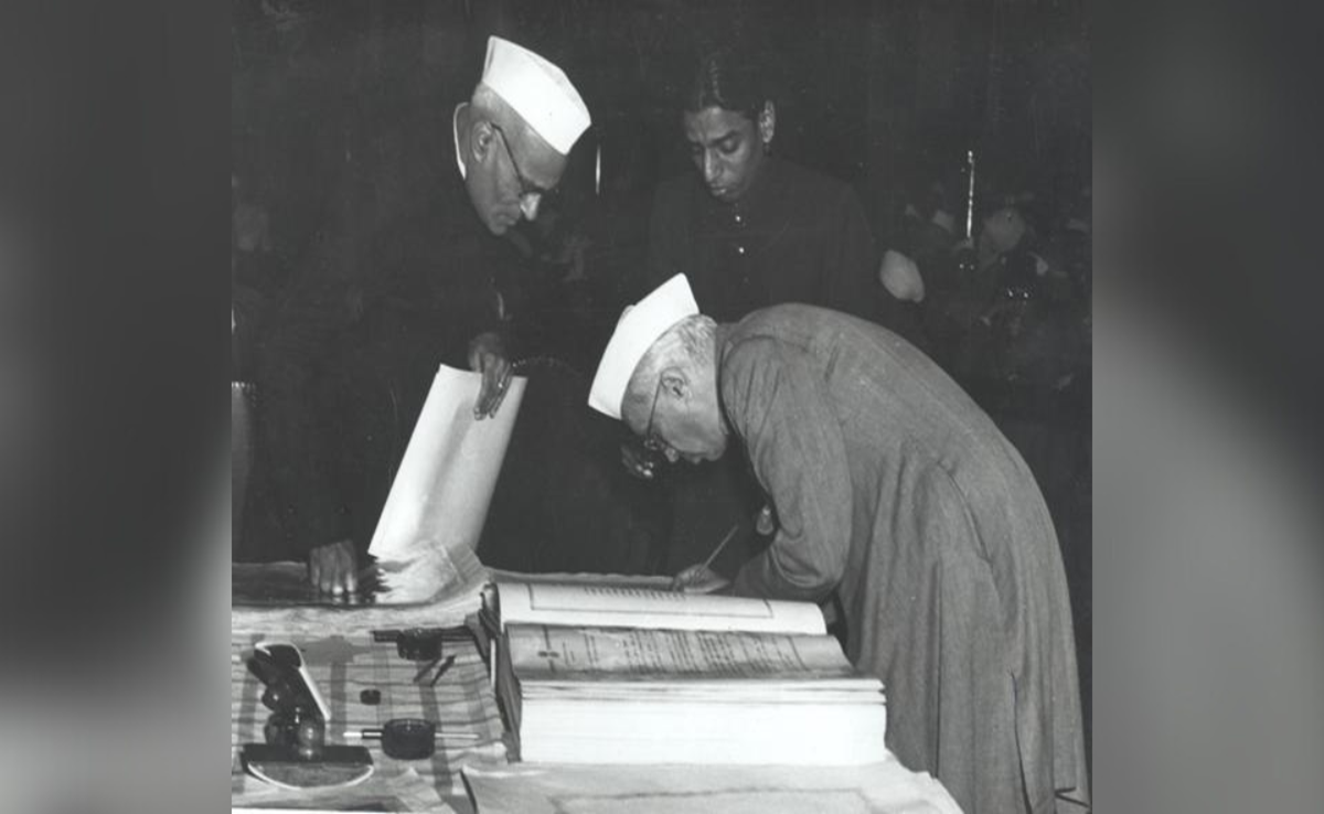 Constitution Day: संविधान निर्माण में नेहरू की भूमिका; अहम प्रावधानों में था पंडित जवाहर लाल नेहरू का योगदान