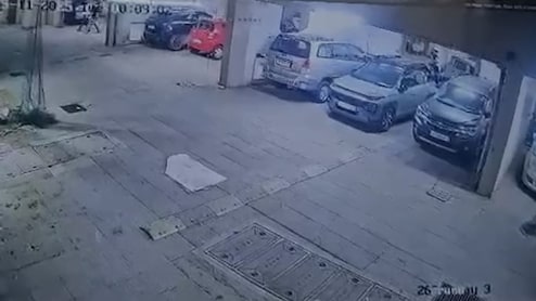 मुंबई में जन्मदिन मनाने के लिए दोस्त को बुलाया, केक कटवाकर उसे लगा दी आग, 5 गिरफ्तार