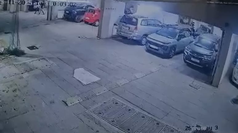 मुंबई में जन्मदिन मनाने के लिए दोस्त को बुलाया, केक कटवाकर उसे लगा दी आग, 5 गिरफ्तार