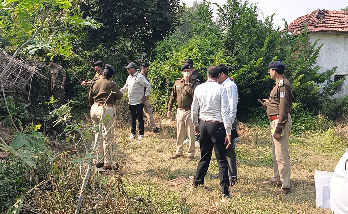 Illegal Chemical Factory: बंद घर से निकली जहरीली गैस; ग्रामीणों की आंख में जलन, दरवाजे के अंदर ये मिला