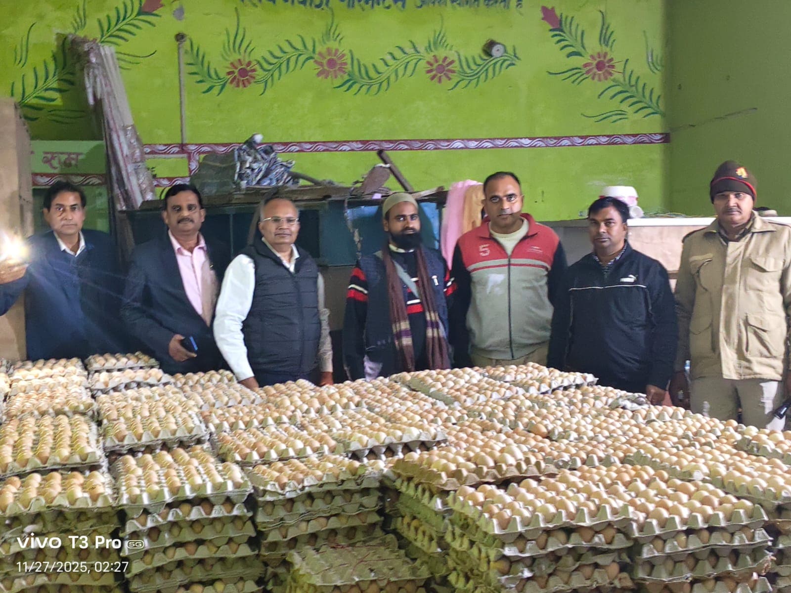 जब्त अंडों के साथ जांच अधिकारी.