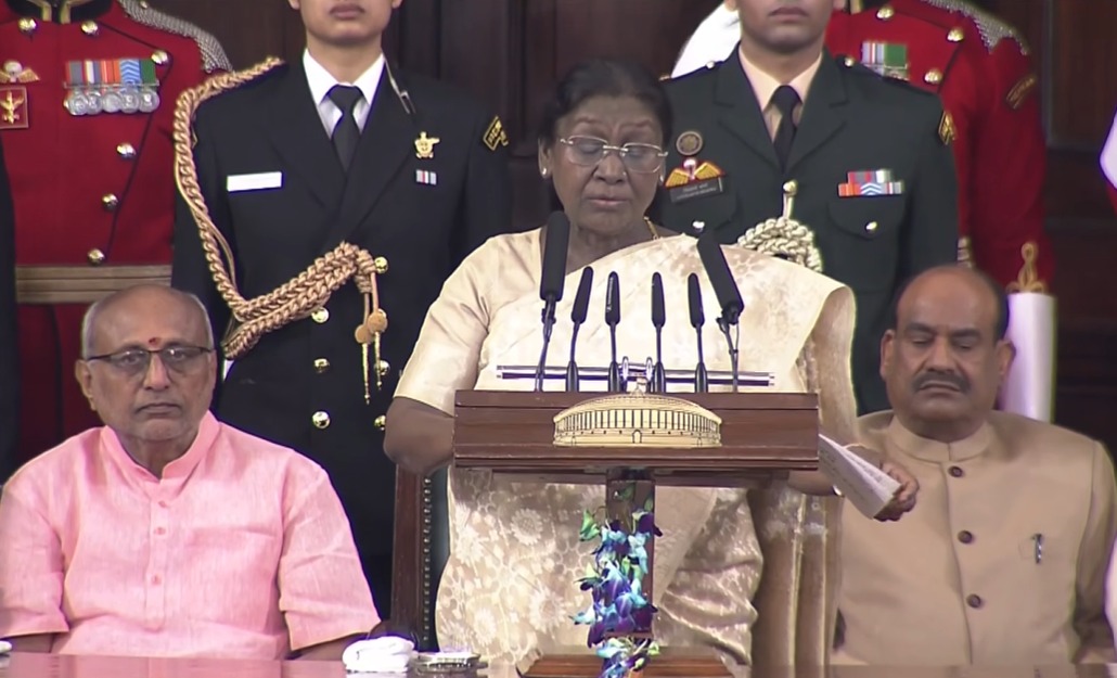 LIVE: संविधान दिवस पर संसद में भव्य कार्यक्रम जारी, PM मोदी, राष्ट्रपति मुर्मू, राहुल-खड़गे एक मंच पर मौजूद