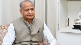 राजस्थान में चुनाव आए तो मोबाइल बांटने से रोक दिया, बिहार में वोटिंग से पहले पेंशन बढ़ने से क्यों नहीं रोकी: अशोक गहलोत