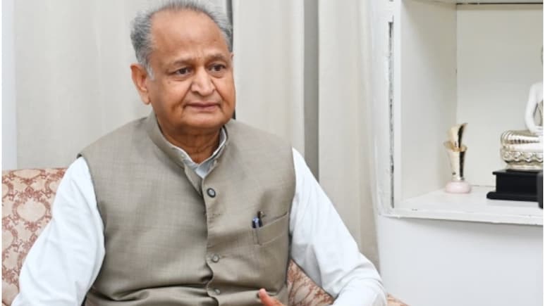 राजस्थान में चुनाव आए तो मोबाइल बांटने से रोक दिया, बिहार में वोटिंग से पहले पेंशन बढ़ने से क्यों नहीं रोकी: अशोक गहलोत