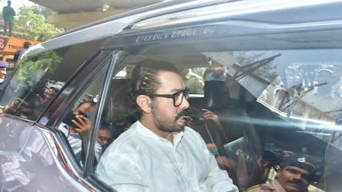 शमशान घाट पहुंचे अमिताभ बच्चन, ईशा देओल और आमिर खान, देखें वीडियो