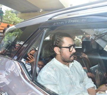 शमशान घाट पहुंचे अमिताभ बच्चन, ईशा देओल और आमिर खान, देखें वीडियो