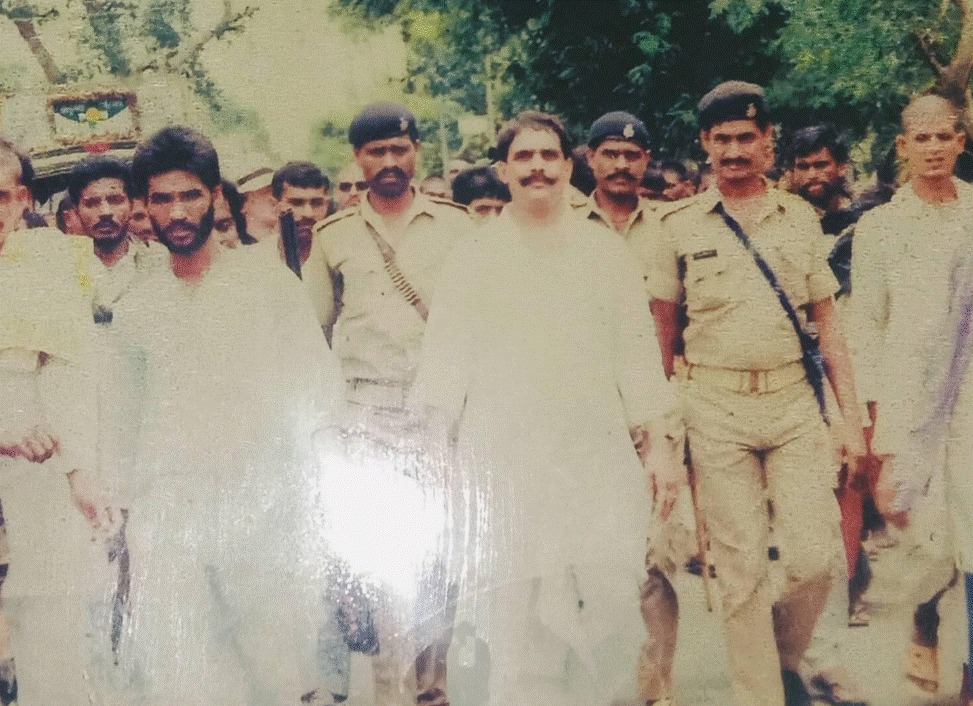 मोकामा गंगा किनारे बसे टाल का बच्चा बच्चा दुलारचंद के नाम से वाकिफ था. इस इलाके में उनका सिक्का चलता था. 1980 के दशक से दुलारचंद  इलाके के ‘अघोषित राजा बने रहे. यह तस्वीर उन्हीं दिनों की है. दबंगई और ठसक दुलार की चाल में दिखाई देती थी.