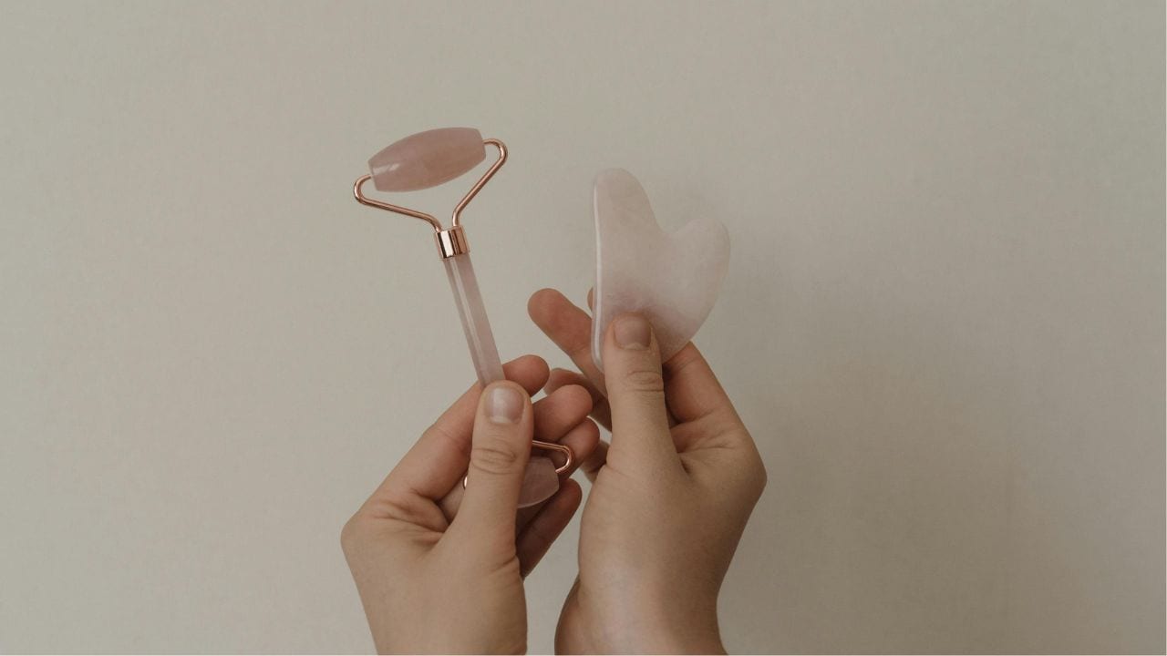 Skin Care : झुर्रियों की छुट्टी कर देता है गुआ शा, फायदे हैं इतने कि आज ही कर देंगे ऑर्डर