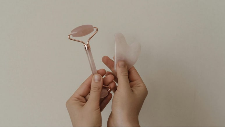 Skin Care : झुर्रियों की छुट्टी कर देता है गुआ शा, फायदे हैं इतने कि आज ही कर देंगे ऑर्डर