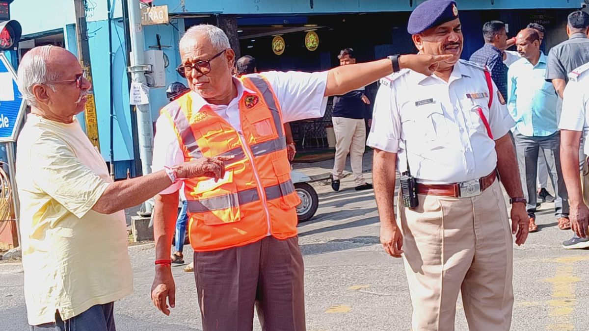 BJP MLA Suresh Kumar Volunteers as Traffic Cop in Bengaluru