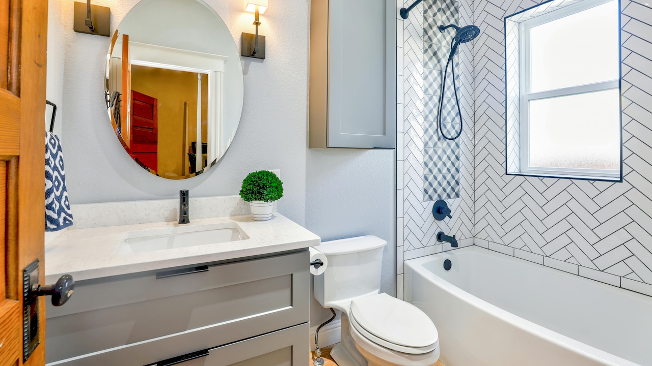 Shared Bathrooms, Separate Zones: The Storage Trick Families Swear By