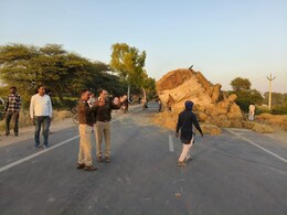 Rajasthan: नेशनल हाईवे पर पलटा पराली से भरा हुआ ट्रक, 2 किमी तक वाहनों की लगी कतार