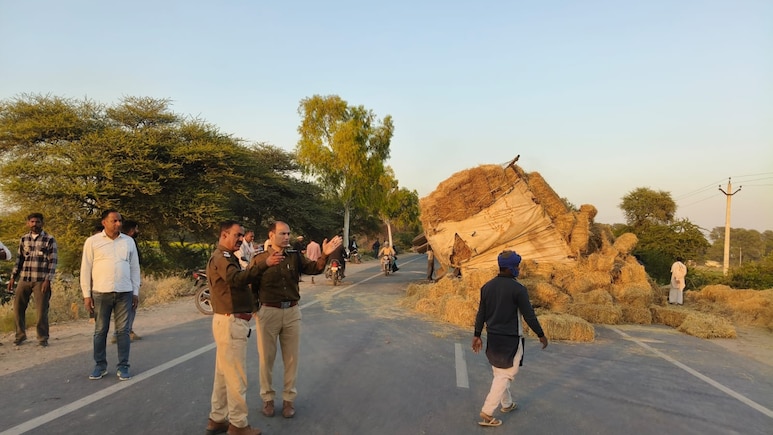 Rajasthan: नेशनल हाईवे पर पलटा पराली से भरा हुआ ट्रक, 2 किमी तक वाहनों की लगी कतार