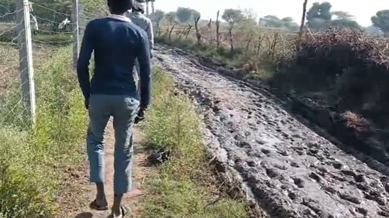 कीचड़ में फंसा अंतिम सफर: श्मशान मार्ग बना ग्रामीणों की बेबसी का कारण, आंदोलन की चेतावनी