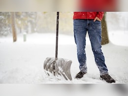 कनाडा में बर्फ साफ करने वालों को मिलती है इतनी सैलरी, कई लोग करते हैं ये काम