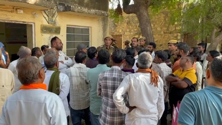 Road Accident: चार बहनों के इकलौते भाई को तेज रफ्तार ट्रक ने मारी टक्कर, परिवार में मचा कोहराम&nbsp;