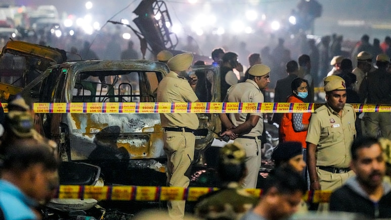 Delhi Blast VIDEO: किंकाळ्या, पळापळ, भीतीचं वातावरण... स्फोटानंतरचं भयानक CCTV footage
