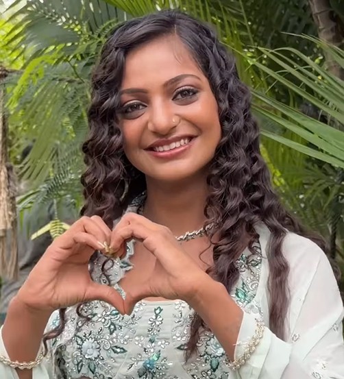 घुंघराले बाल, कजरारी आंखें...मोनालिसा का नया लुक देख लोग बोले मॉडल बन गई