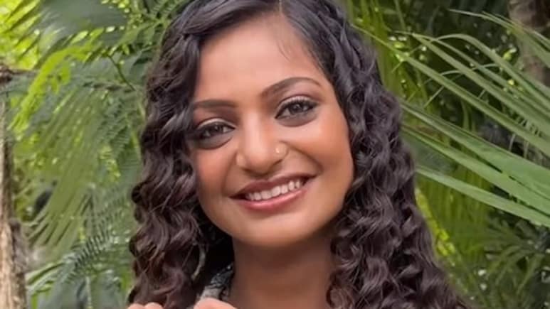 घुंघराले बाल, कजरारी आंखें...मोनालिसा का नया लुक देख लोग बोले मॉडल बन गई