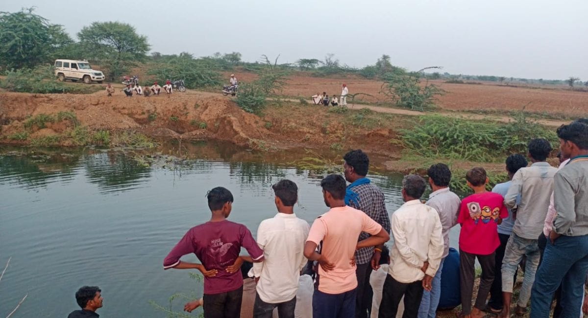 मां-बेटे की तलाश जारी है. मां-बेटे की तलाश जारी है.