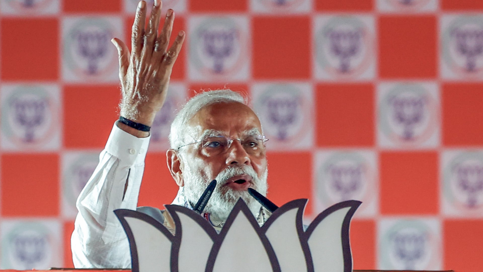 PM Modi Attacks RJD Over Lalu Yadav's 'Missing' Photo On Posters, Tejashwi Yadav Hits Back