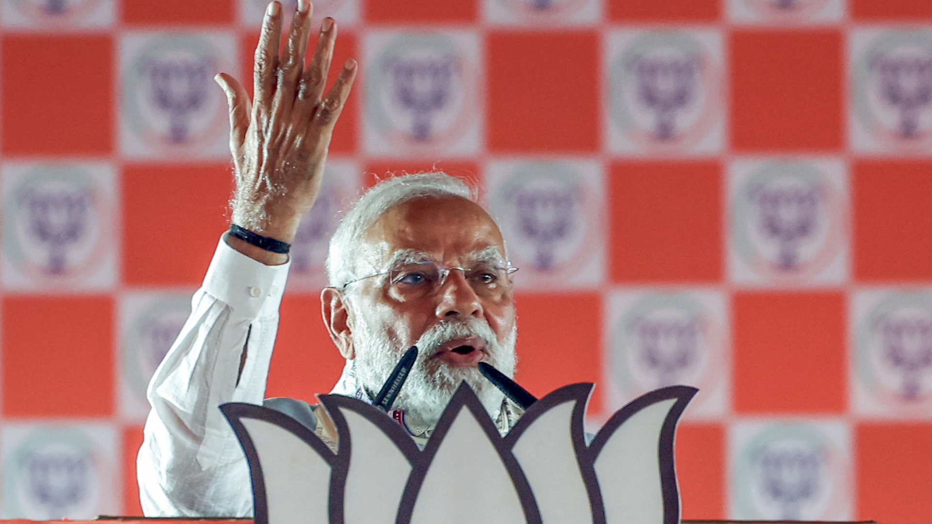 PM Modi Attacks RJD Over Lalu Yadav's 'Missing' Photo On Posters, Tejashwi Yadav Hits Back