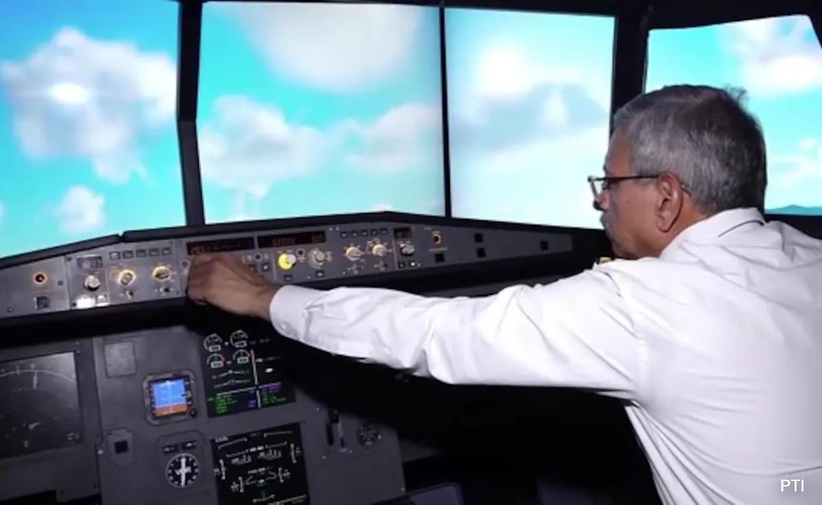Ex-Air Force Pilot Explains The A320 Glitch In Real-Time Simulator Demo