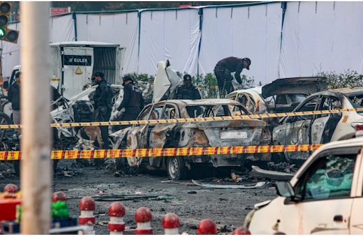 Delhi Blast Live Updates: दिल्ली बम धमाके के संदिग्ध डॉक्टर उमर की मां और 2 भाई हिरासत में, DNA टेस्ट की तैयारी