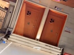 असंभव! नारंगी iPhone 17 की डिजाइन वाला घर का दरवाजा देख लोग शॉक्ड, कहा- बनाने वाले को 21 तोपों की सलामी