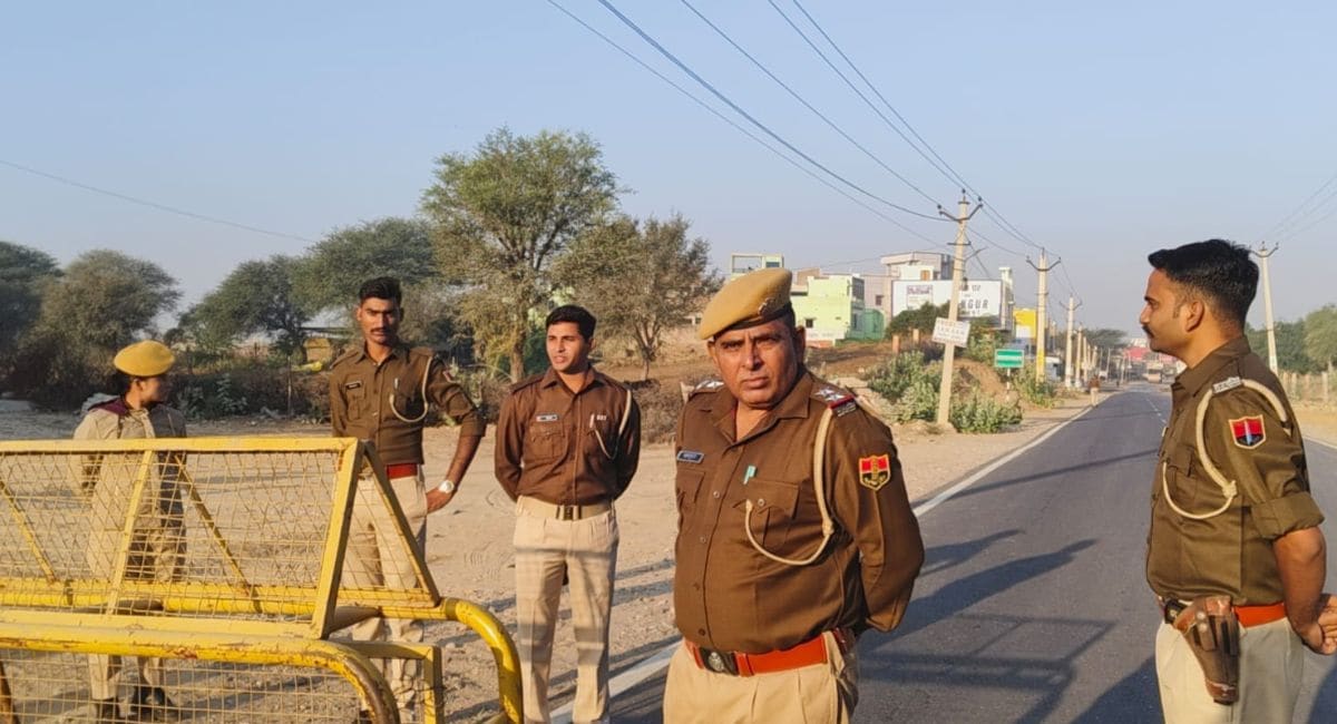 चूरू में जगह-जगह पुलिस फोर्स तैनात है. चूरू में जगह-जगह पुलिस फोर्स तैनात है.