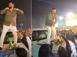 दूल्हे की कार पर चढ़कर दोस्तों ने पवन सिंह के गाने पर किया भोजपुरिया डांस, यूजर्स बोले- गर्दा उड़ा दिए भाई