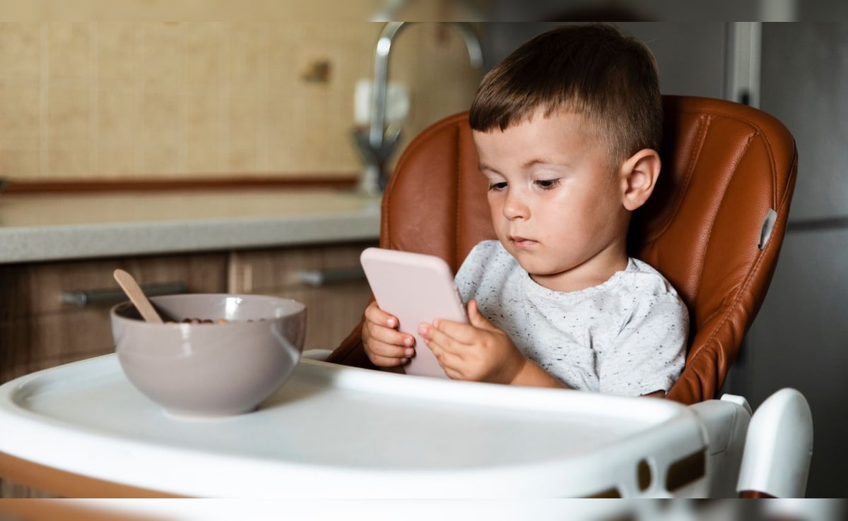 बच्चे को खाना खाते समय टीवी या मोबाइल देखने से कैसे रोकें? पीडियाट्रिशियन ने बताया सबसे आसान तरीका
