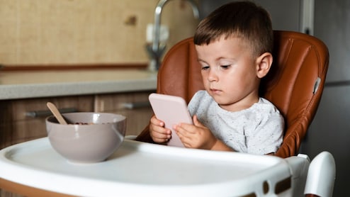 बच्चे को खाना खाते समय टीवी या मोबाइल देखने से कैसे रोकें? पीडियाट्रिशियन ने बताया सबसे आसान तरीका