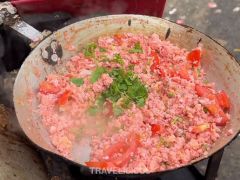 Watch: Kolkata Street Vendor Makes Strawberry Scrambled Eggs With Energy Drink