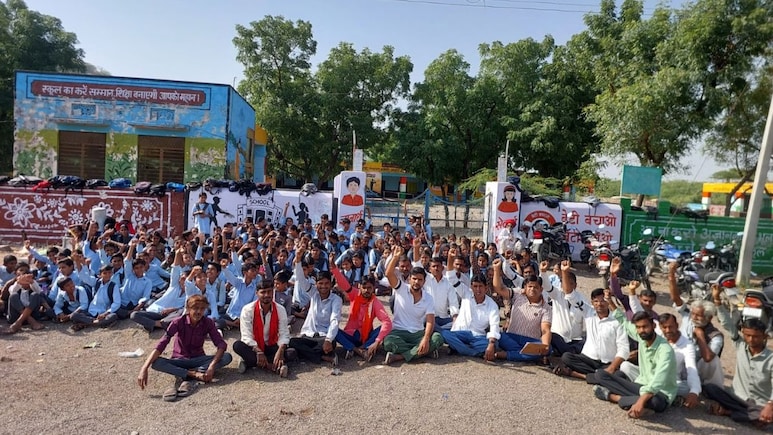 Rajasthan: जालोर के सरकारी स्कूल में शिक्षकों की कमी पर फूटा ग्रामीणों का गुस्सा, मेन गेट पर ताला जड़कर धरने पर बैठे