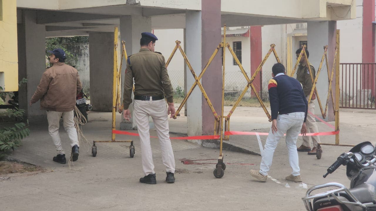 विदिशा: जांच अधिकारी मौके पर पहुंच कर गहन जांच-पड़ताल कर रही है. 