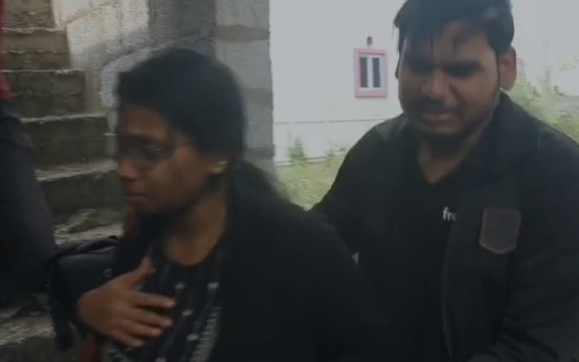 रोते-बिलखते इंजीनियर के परिजन. रोते-बिलखते इंजीनियर के परिजन.