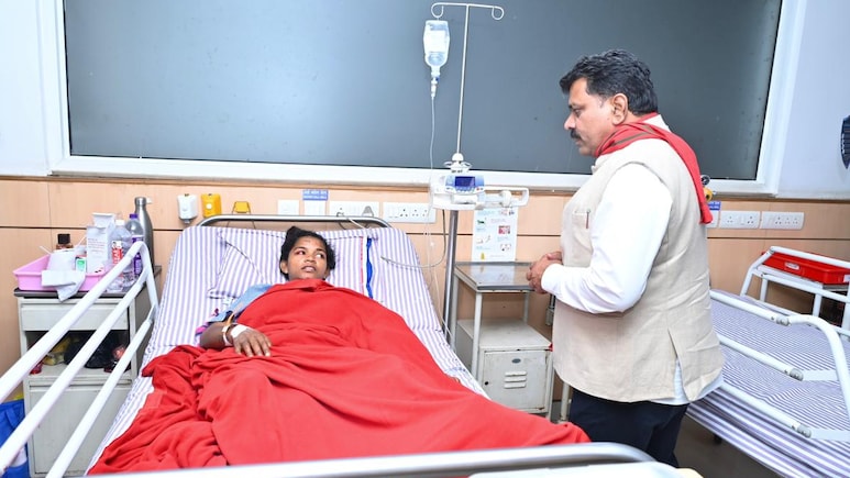 IED पर पैर रखते ही हुआ धमाका: ऑपरेशन के दौरान घायल बहादुर महिला कांस्टेबल दुर्गा से मिले ड‍िप्‍टी CM