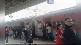 ट्रेन में आतंकवादी होने की सूचना! पुलिस ने तीन युवकों को हिरासत में लिया, जानें फिर क्या हुआ?