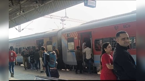 ट्रेन में आतंकवादी होने की सूचना! पुलिस ने तीन युवकों को हिरासत में लिया, जानें फिर क्या हुआ?