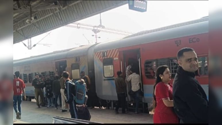 ट्रेन में आतंकवादी होने की सूचना! पुलिस ने तीन युवकों को हिरासत में लिया, जानें फिर क्या हुआ?