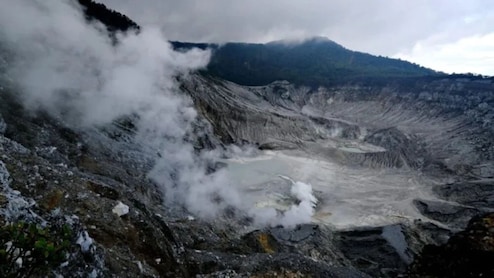 राख का विशाल गुबार... हेलीगुब्बी ज्वालामुखी फटने से भारतीय एयरलाइंस पर असर, फ्लाइट्स के रूट बदले