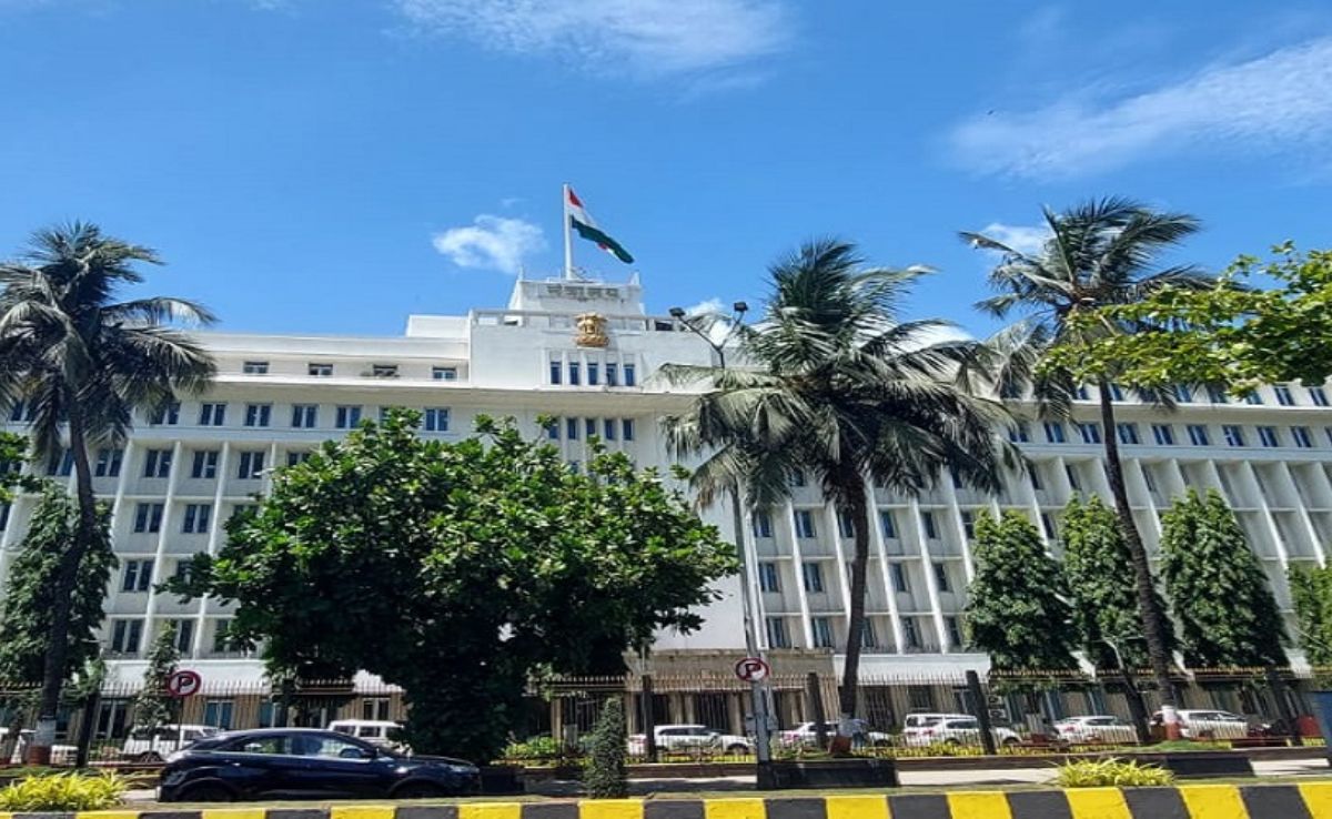 Maharashtra Implements New Protocol: Officials Must Stand and Greet Visiting MPs and MLAs