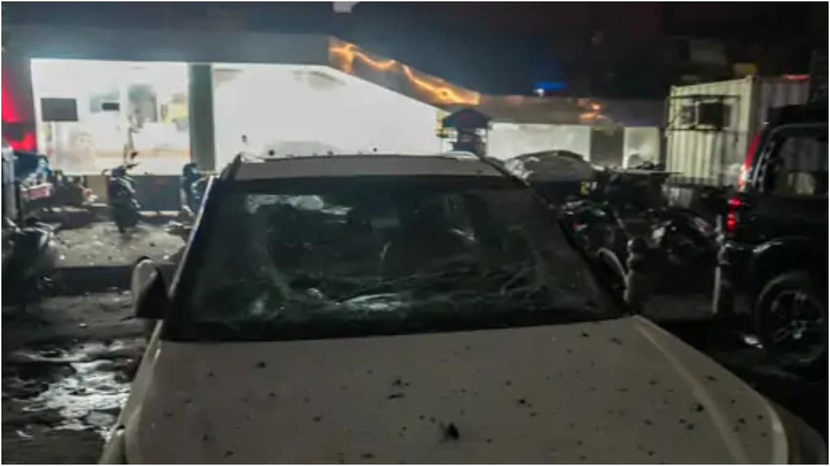 धमाके में क्षतिग्रस्त हुई कार.