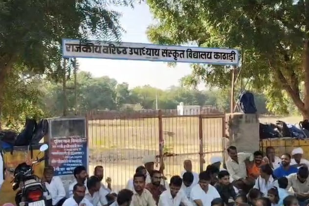 प्रदर्शन के दौरान स्कूल के मेन गेट पर जड़ा ताला