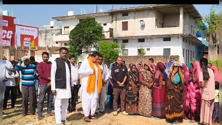 कलेक्टर-SP के खिलाफ सड़क पर उतर गए BJP के नेता, सद्बुद्धि देने किया सुंदरकांड पाठ, जानें पूरा मामला 